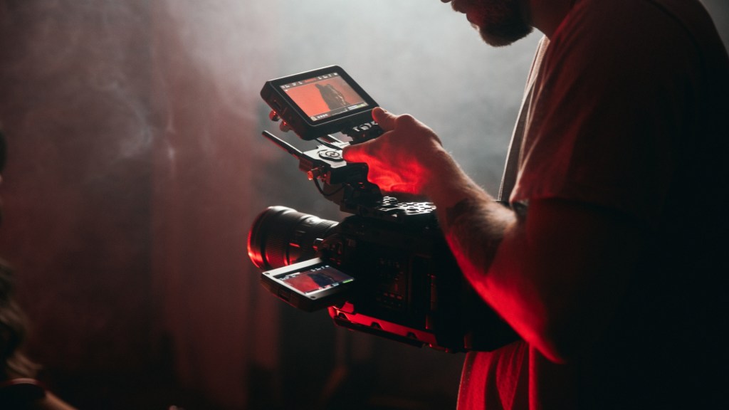 Pourquoi dire « Je suis vidéaste » vous fait perdre des clients (et quoi dire à la place)